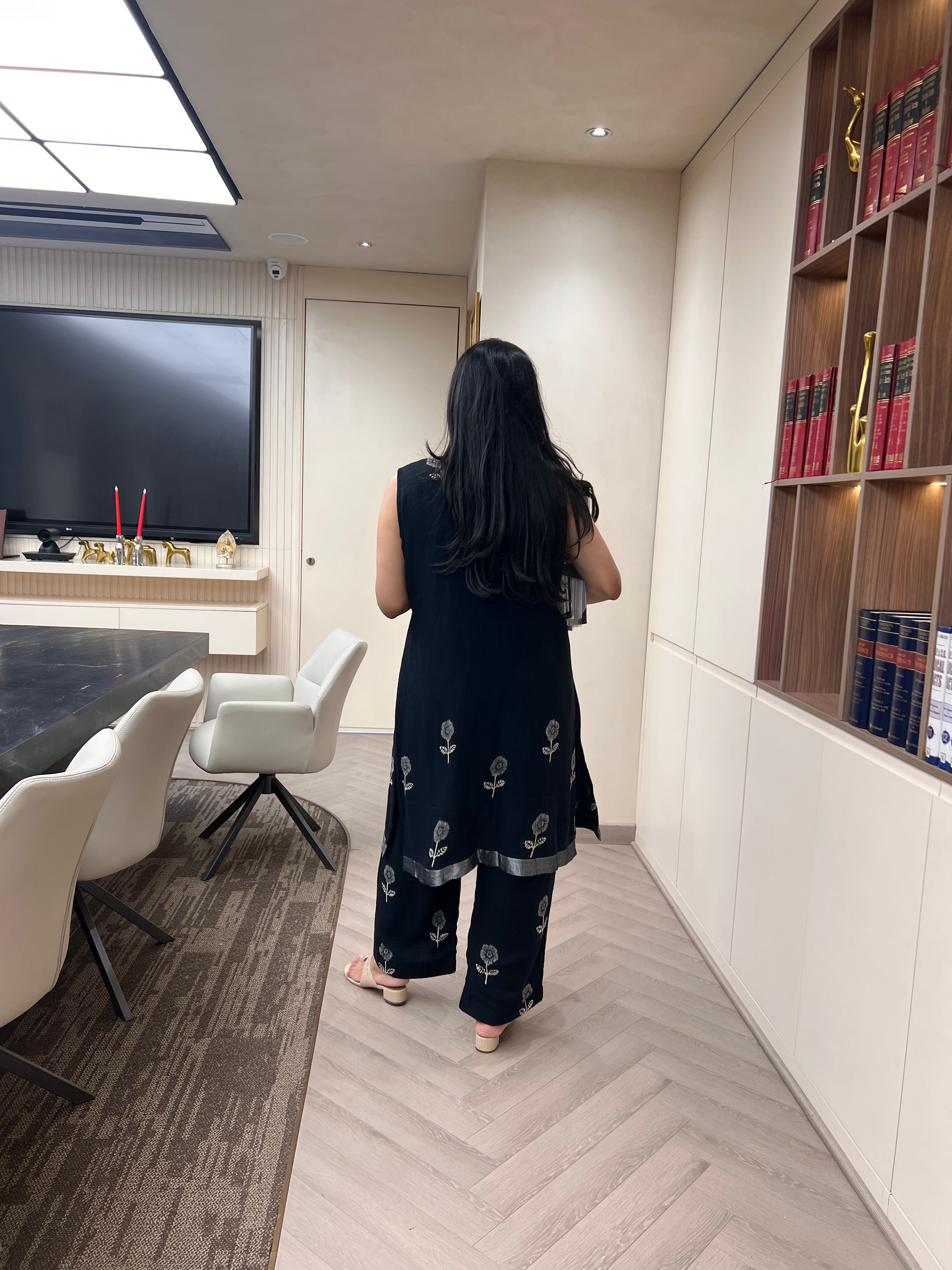 Linen Black Sleeveless Floral Block-Print Kurta & Pants Set