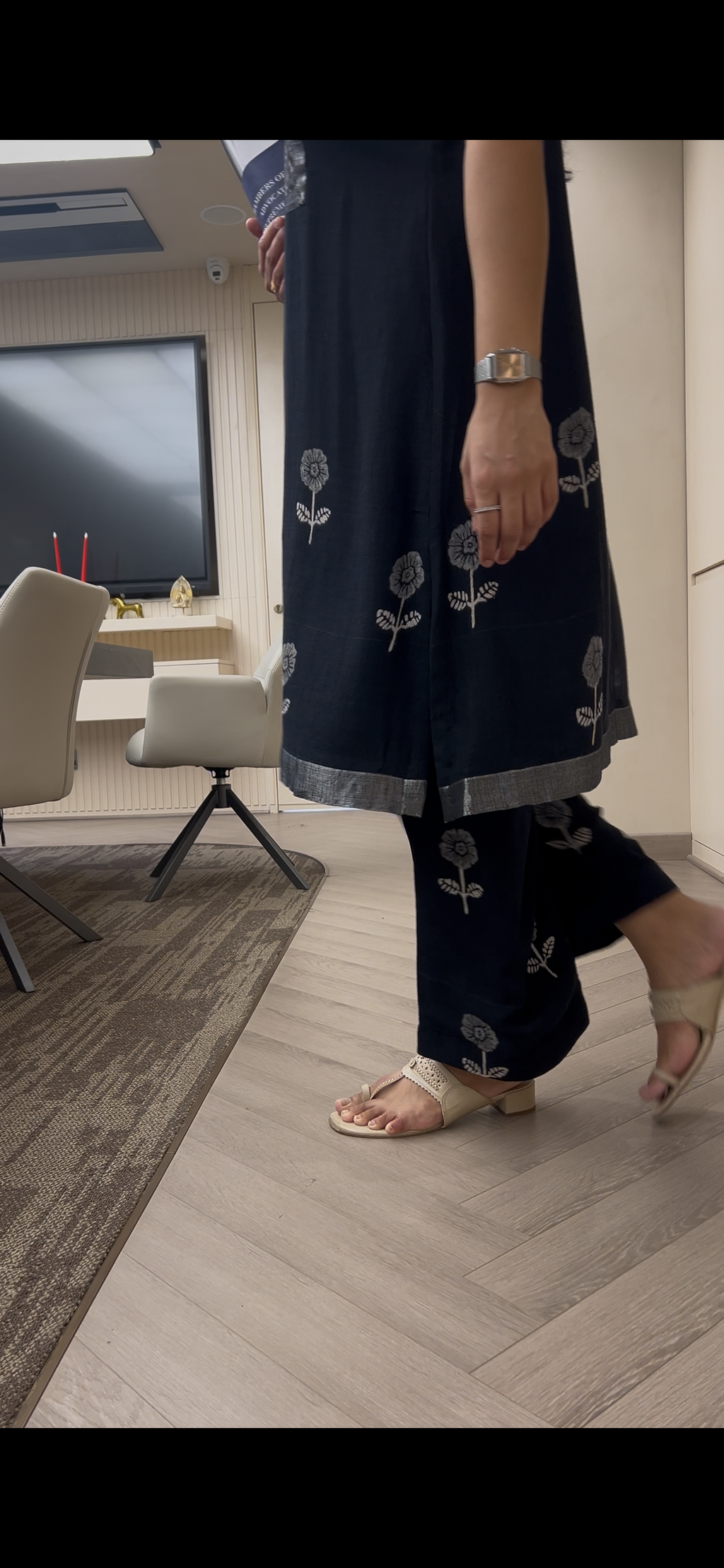 Linen Black Sleeveless Floral Block-Print Kurta & Pants Set