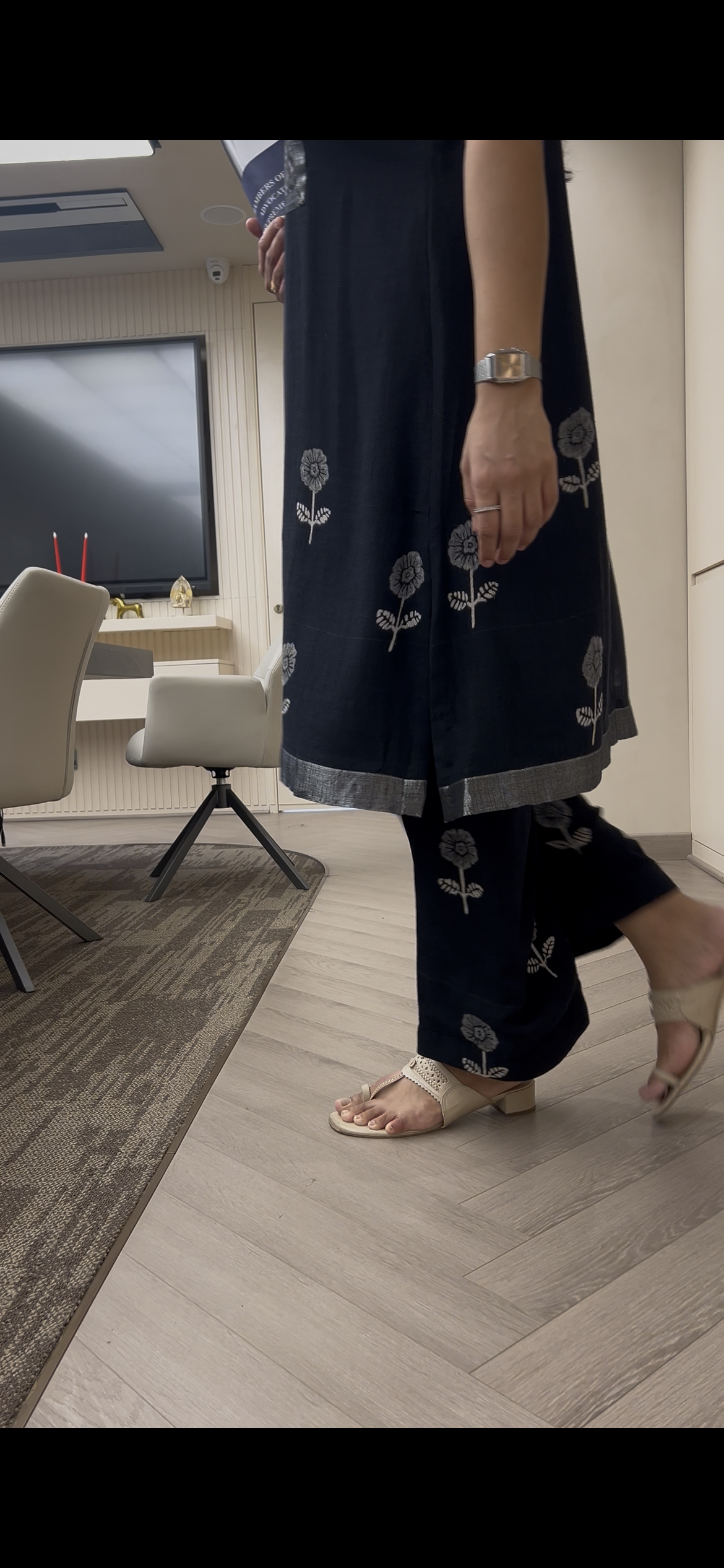 Linen Black Sleeveless Floral Block-Print Kurta & Pants Set