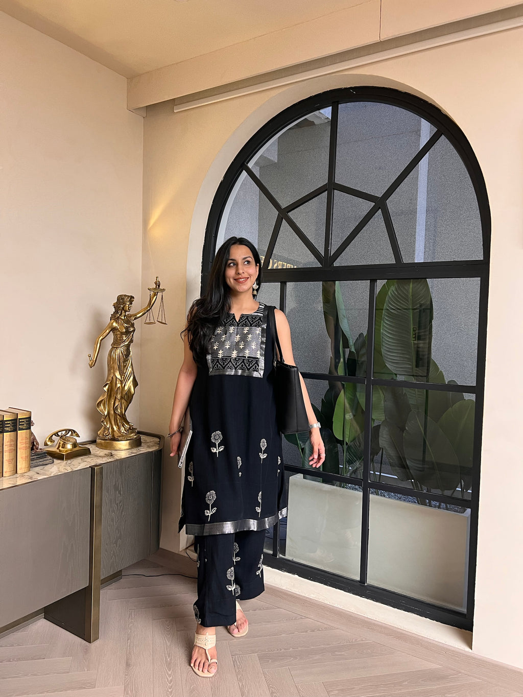 Linen Black Sleeveless Floral Block-Print Kurta & Pants Set
